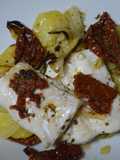 Merluza al horno con patatas y tomate seco