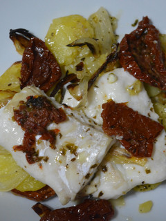 Una foto de Merluza al horno con patatas y tomate seco