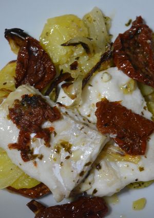 Una foto de Merluza al horno con patatas y tomate seco