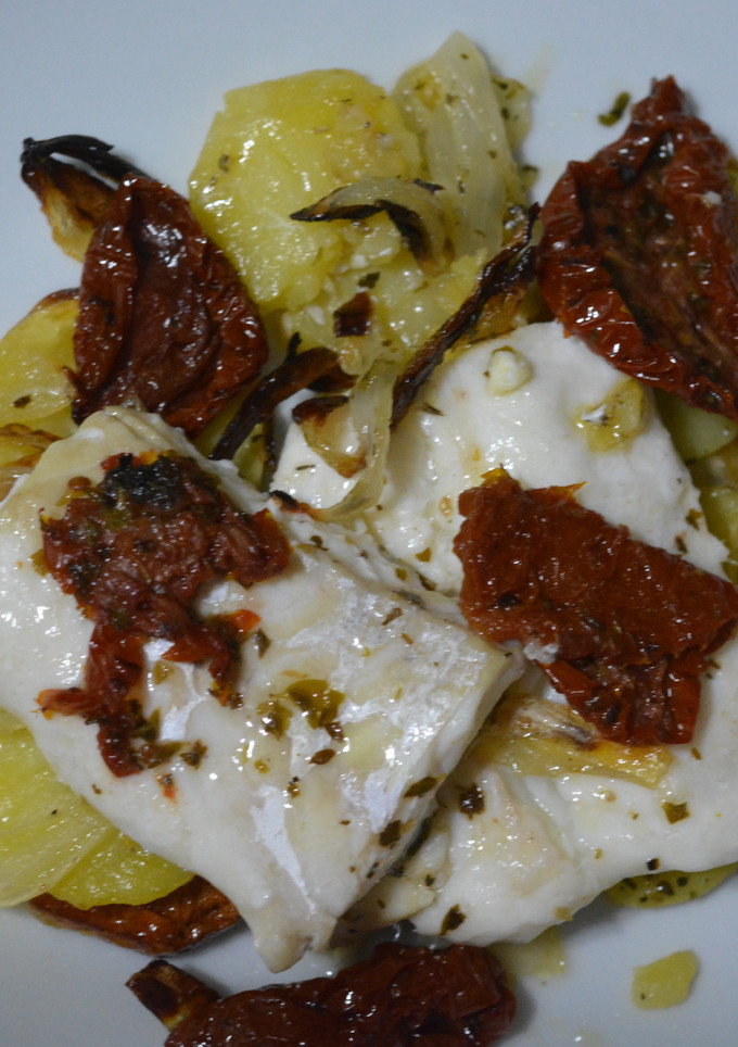 Una foto de Merluza al horno con patatas y tomate seco