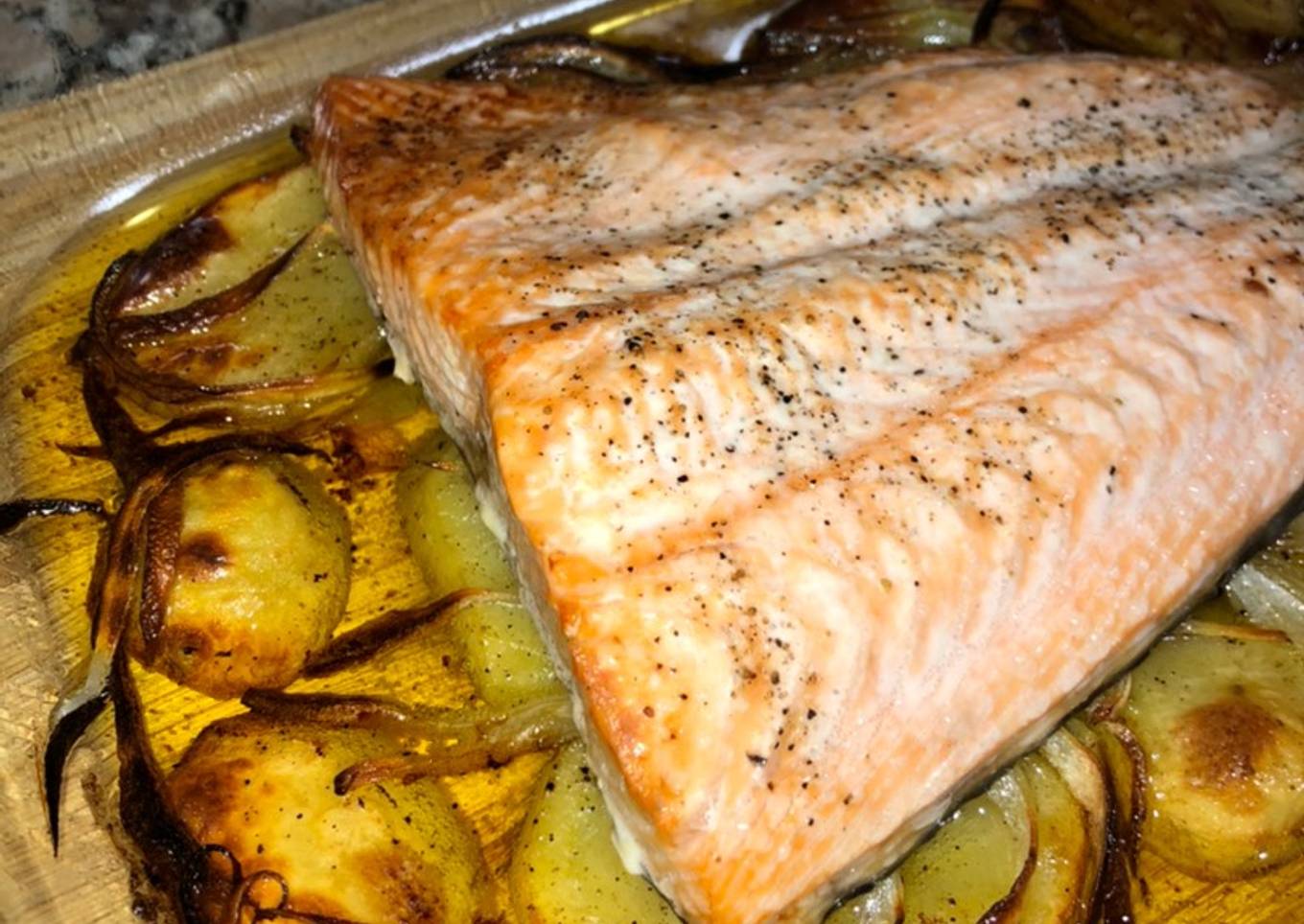 Salmón al horno con patatas