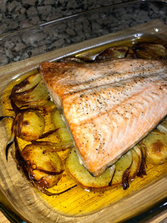 Una foto de Salmón al horno con patatas