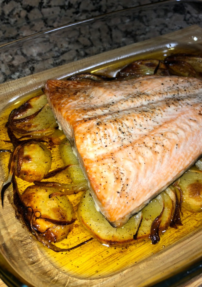Una foto de Salmón al horno con patatas