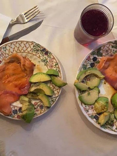 Una foto de Salmón ahumado con aguacate