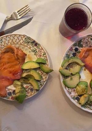 Una foto de Salmón ahumado con aguacate