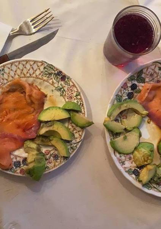Una foto de Salmón ahumado con aguacate