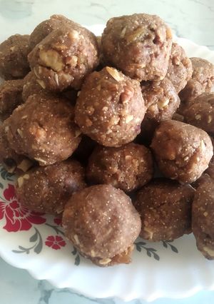 हिवाळी डींक लाडू (Dink Ladoo Recipe In Marathi) रेसिपी चे मुख्य फोटो 