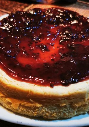 Una foto de Pastel de queso con zarzamora