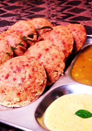 चुकन्दर इडली(chukandar Idli recipe in hindi) रेसिपी मुख्य फोटो