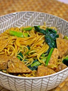 Una foto de Noodles con tempe, verduras y soja
