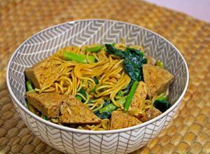 Una foto de Noodles con tempe, verduras y soja