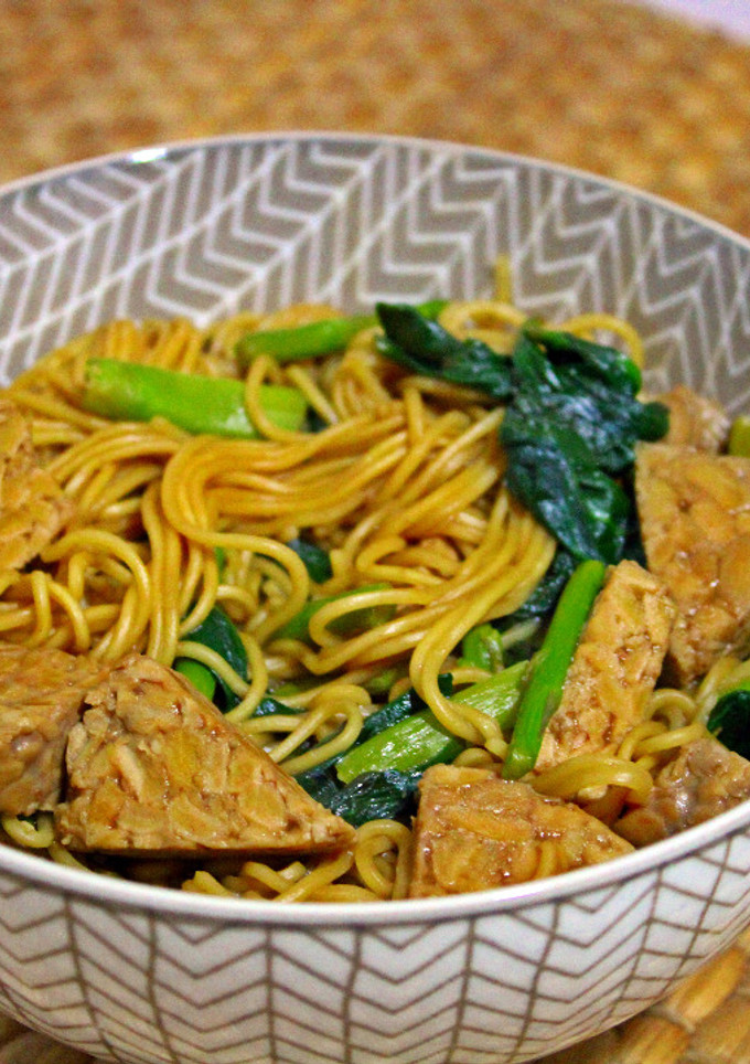 Una foto de Noodles con tempe, verduras y soja
