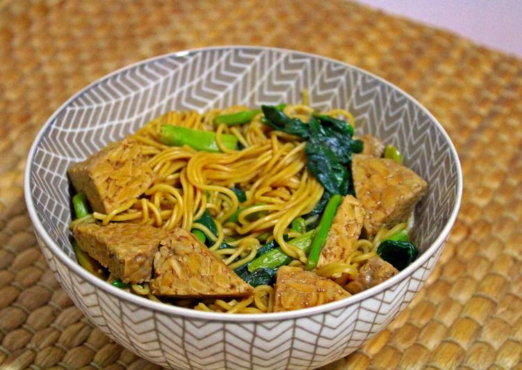 Noodles con tempe, verduras y soja