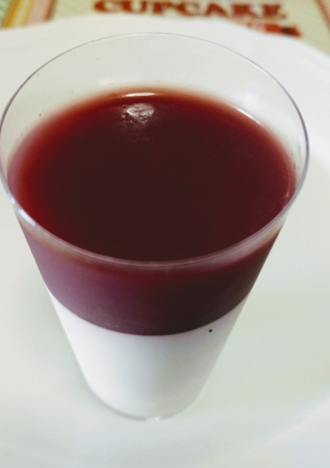 Una foto de Panna cotta con gelatina de zumo natural de granada