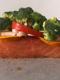 Foto de Salmão com Laranja e Legumes em papelote