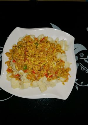 A picture of Eggs sauce /white yam.