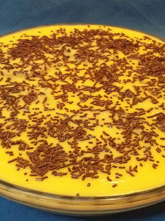 Una foto de Flan con galletas y bombones simple
