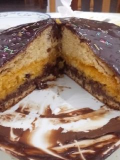 Una foto de Bizcocho relleno de chocolate y mermelada de naranja