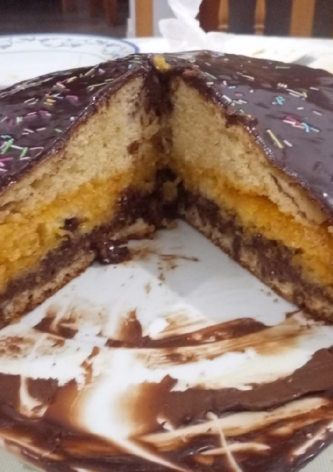 Una foto de Bizcocho relleno de chocolate y mermelada de naranja
