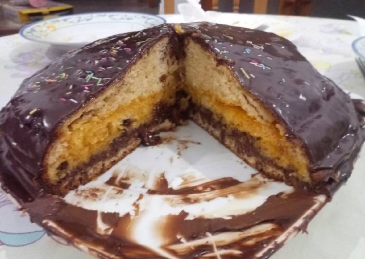 Bizcocho relleno de chocolate y mermelada de naranja