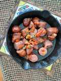 Chorizo picante con salsa criolla