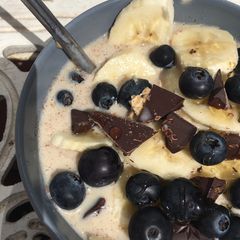 A picture of Blueberry, banana and dark chocolate overnight oats with honey 🍌🍫🍯.
