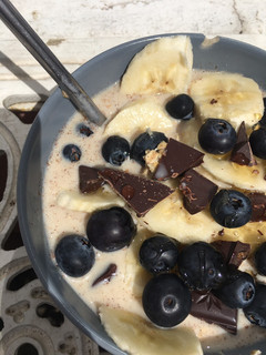 A picture of Blueberry, banana and dark chocolate overnight oats with honey 🍌🍫🍯.