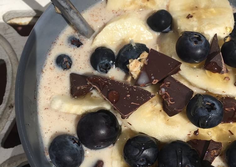 Recipe of Speedy Blueberry, banana and dark chocolate overnight oats with honey 🍌🍫🍯