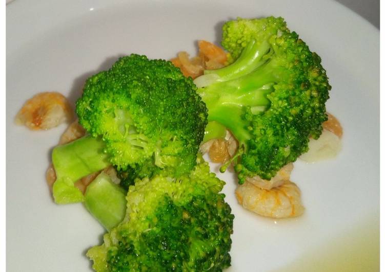 Recipe of Quick Broccoli and Dried Shrimps Stir-Fry (6 Ingredients)