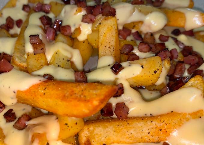 Batata Frita com Creme de Cheddar e Bacon