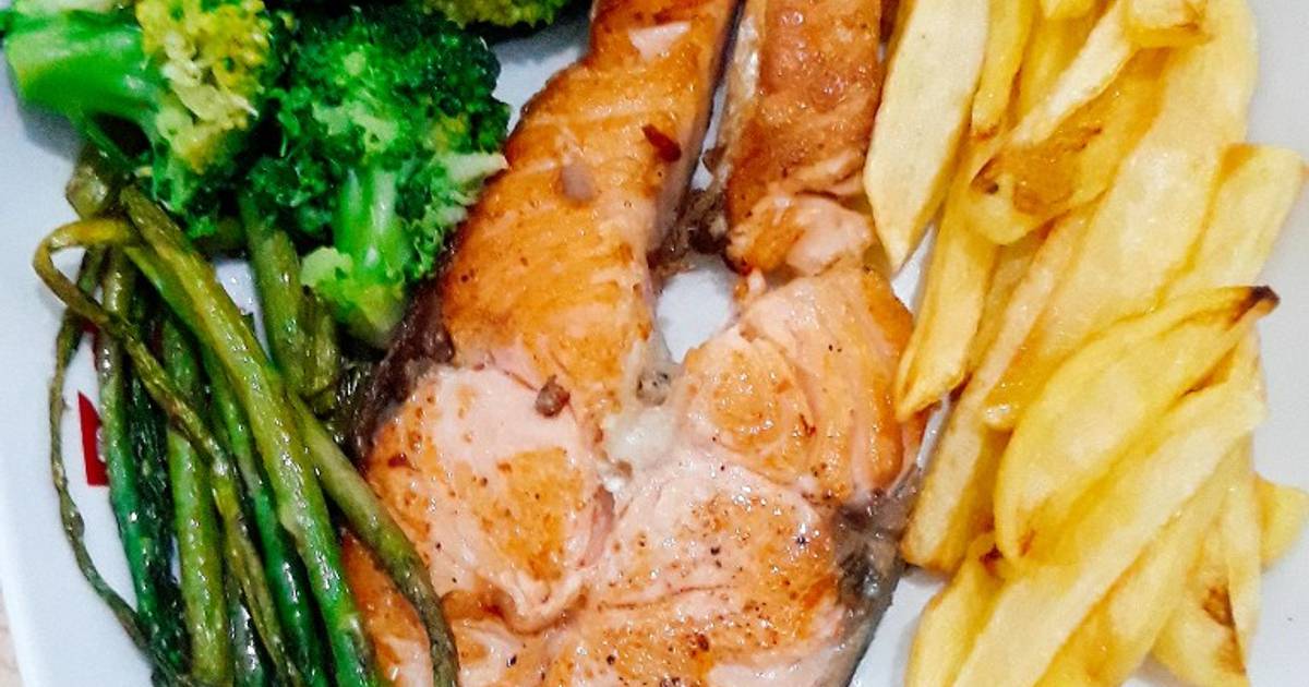 Salmón a la plancha brócoli, espárrago y papas fritas Receta