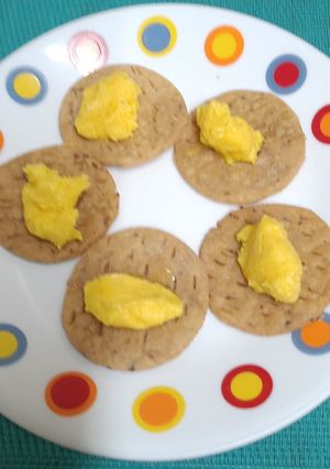 A picture of Crispy Rajgira Puris with a Dollop of Shrikhand.