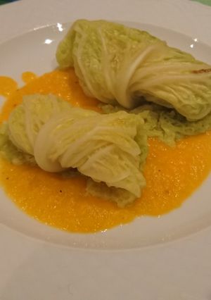 Foto di Involtini di verza con patate e scamorza su letto di vellutata di zucca