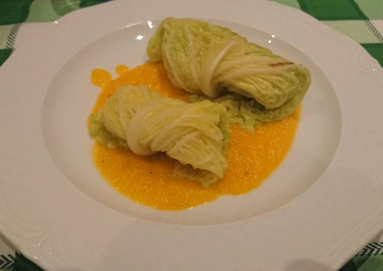 Involtini di verza con patate e scamorza su letto di vellutata di zucca