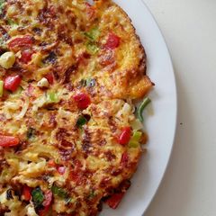 A picture of Noodle Omelet with Veggies.