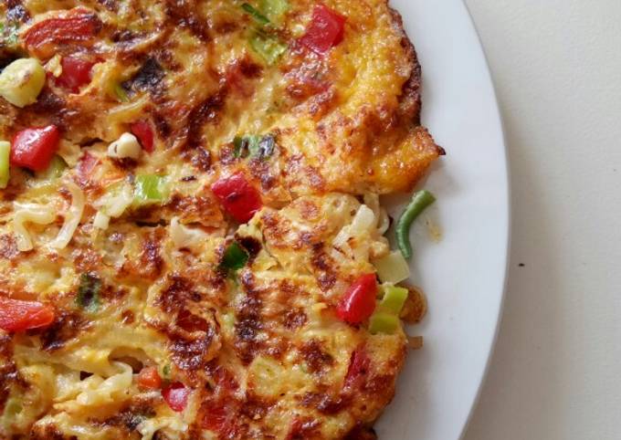 How to Make Homemade Noodle Omelet with Veggies