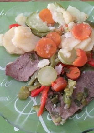 Una foto de Bifes con verduras al estilo criollo