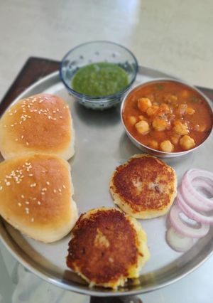A picture of Aloo tikki.