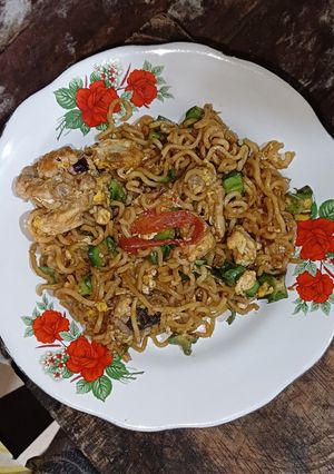 Foto resep Mie Instan Goreng Spesial edisi Ayam