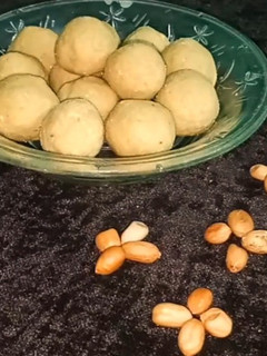 A picture of Peanuts Laddu.