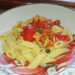 A picture of Mezze penne tonno pomodorini e capperi.