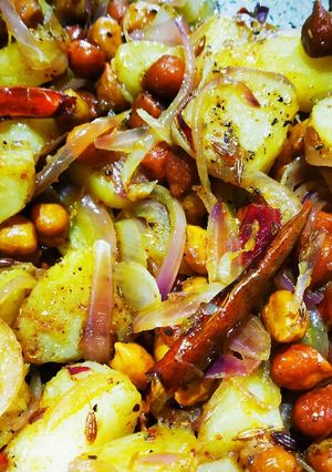 মশলা আলু ছোলা চটপটা(masala aloo chola chatpata recipe in Bengali) রেসিপির প্রধান ছবি