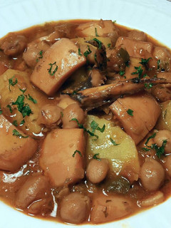 Una foto de Garbanzos con sepias y patatas