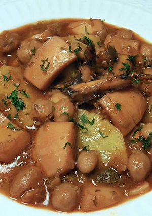 Foto principal de Garbanzos con sepias y patatas
