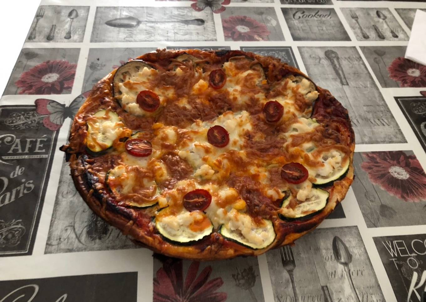 Pizza vegetal de berenjena calabacín y bacalao