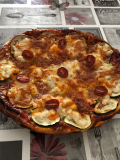 Una foto de Pizza vegetal de berenjena calabacín y bacalao