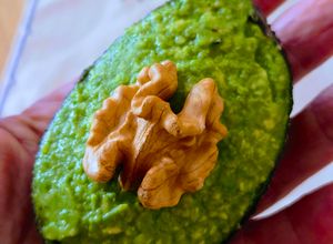 Una foto de Untable de palta y jengibre fresco 🥑 🫚🍋🧂Dip de aguacate, jengibre y limón