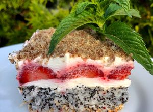 O poză a rețetei Prăjitură cu blat de mac și cocos, cremă mascarpone și căpșuni!.