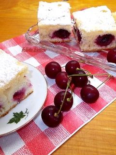 Tejfölös meggyes pite recept fotója
