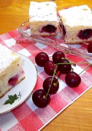 Tejfölös meggyes pite recept fotója